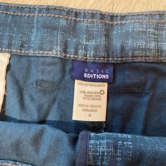 Basic Editions men's cargo shorts with a blue plaid pattern. - Picture 6 of 10